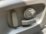 電動パワーシートですので運転中のシート調節も安全に行えます。微調整も可能ですのであなただけのドライビングポジションを実現します。