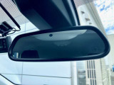 自動防眩式のルームミラー。後ろの車のヘッドライトがまぶしい時は自動でまぶしさを提言してくれます。