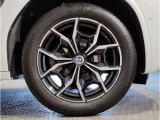 BMW純正アルミホイールです。納車時にはアルミホイールコーティングも承っております!是非ご検討下さいませ。