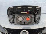 フロントエンドに充電ポートを備えています。(運転席側:急速充電用、助手席側:普通充電用)