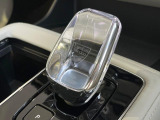 【オレフォス社製クリスタル・シフトノブ】高い存在感を放つクリスタルのシフトノブは一部グレードのみに装備される特別なアイテム。スウェーデン南部のクリスタルガラスメーカー、オレフォス社による製造。