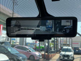 インテリジェントルームミラーが付いております。バックドアについてますカメラと連動して、後方の映像がルームミラーに映ります。