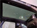 【サンルーフ】高級車のマストアイテムのガラス・サンルーフ。開放感のある室内空間を演出してくれます。