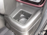 運転席と助手席にはドリンクホルダーがあります。取りやすい位置にありますからドライブも楽しくなりますね!