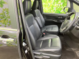 前席はゆったりとした座面と背もたれで、運転席・助手席とも落ち着いて過ごせる空間です。ドアを開けた状態で乗り降りしやすく、周囲の窓から外の様子も確認しやすい、すっきりとした車内です。