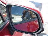 隣車線を走る車両をレーダーで検知し、ドアミラーでは確認しにくい後側方エリアに存在する車両に加え、急接近してくる車両も検知します。車両を検知するとドアミラーに搭載されたLEDインジケーターが点灯します。