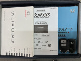スマートキーは鍵をバッグに入れたままでもドアロックの開閉やエンジンのON・OFFができます。夜間や雨の日も鍵を探さなくて良いので便利です。