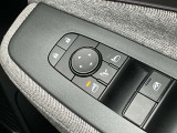 電動格納式ドアミラー調節スイッチです。自動格納機能付きで、ドアロックすると閉じてエンジンがかかると開きます。ドアロックの状態もひと目でわかるスグレモノです。