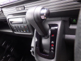 インパネシフトだから視線の移動も少なく足元もスッキリ♪運転席もゆったりしているのでゆとりを持ってドライブできますね!