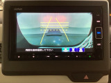 バックでの車庫入れも安心です! リアカメラが付いているバックモニター付のナビを装備しております。操作線もついており距離感も画面から確認できます。