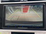 後方の映像に加えて目安となるガイド線が表示され、駐車時の位置確認をサポートします。画面上で車両後方の様子を把握しやすく、周囲を目視で確認しながら操作できます。