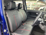 運転席と助手席には、赤いラインがアクセントになったシートを採用。前方や左右の窓から周囲を見渡しやすく、乗り降りの際も室内の様子を確認しやすい配置です。