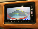 リバースギアに入れるだけで後方の表示へ切り替わります。夜間や雨の日の駐車も楽になりますよ。