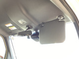 大型サンバイザーで日差しをしっかり遮り、快適な視界を確保。運転時の眩しさを軽減します。