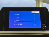 FMやAM、テレビ、交通情報などの選択肢が画面にまとまり、目的に合わせて確認しやすい構成です。日々の移動を支えるオーディオ環境として活用いただけます。