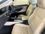 高いホールド性で運転姿勢が安定します。長距離ドライブでも疲れにくいのが魅力です。快適なドライビングライフをお送りください♪