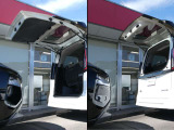 デュアルバックドア!!小さく開けたい時はハーフバックドアをオープンすれば、狭いスペースでも荷物の出し入れができます。