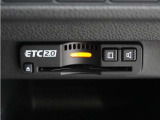◆ETC2.0装着◆進化したドライブ体験。料金収受システムだけだったETCが生まれ変わって、高速道路を賢く使うETC2.0に進化しました。多彩な情報サービスが便利で快適なドライブ体験を提供します。