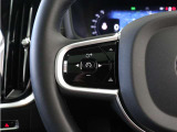 前方車を自動追従するアダプティブクルーズコントロールに加え、ステアリング操舵も行う進化型クルーズ『パイロットアシスト』を搭載。車体を車線内へと適正に維持しつつ先行車を忠実に追従します。