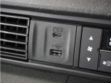 ◆USB接続端子◆スマホやiPodなどを接続して、いつもの音楽を車内でもお楽しみいただけます♪