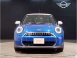 【BMWの伝統】BMWの特徴的な&ldquo;キドニーグリル&rdquo;は、80年以上続く伝統の形でございます。変わらないこだわりのデザインが、プレミアムブランド&ldquo;BMW&rdquo;を創り出します。