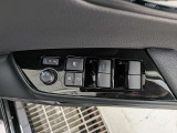 パワーウィンドウのスイッチですよ。運転席に居ながら窓を開け閉めのコントロールできます。