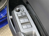 【パワーウィンドウ集中スイッチ】運転席のパワーウィンドスイッチ位置には運転以外の窓の開閉・ロック機能も付いています