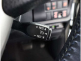 アダプティブクルーズコントロール機能付きです。走行中に先行車の様子を検知しながら、設定した車速の範囲内で先行車との距離のキープを支援します。詳細は販売店スタッフまでおたずねください。