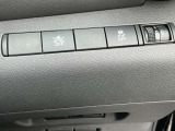 エマージェンシーブレーキ解除スイッチと横滑り防止アシスト解除スイッチです