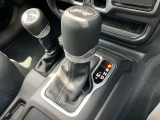 JEEPらしい味付けで路面から突き上げるようショックは良く吸収され、ソフトではないが節度感のある乗り心地。