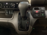 CVT車のセレクトレバーです。低速から高速まで、変速ショックのないスムーズな走りと、エンジン効率のよい領域を維持して燃費にも貢献します。サイドブレーキはスイッチ操作の電子制御パーキングブレーキです。