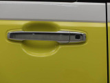 電子キーをカバンやポケットに持っていれば、ドアハンドルやバックドアに付いているボタンを押すだけでドアの開閉ができます。手が塞がっている時、カバンの中からカギを探す必要がありません。