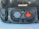 フロントエンドに充電ポートを備えています。(運転席側:急速充電用、助手席側:普通充電用)