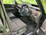 ゆとりを感じる運転席まわりは、前方の視界が広く、座った際にも周囲を見渡しやすい空間です。シートや足元もすっきりとまとまり、落ち着いた色合いで毎日の乗車を迎えてくれます。