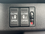 両側電動スライドドアです。リモコンや運転席スイッチ、ドアハンドルの操作で自動開閉。お子さまを抱きかかえている時や荷物の多い時などに便利です。