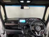 【前方視界】開放的な前方視界!運転がしやすく疲れにくいです♪窓が大きく、見通しがとっても良いおクルマですよ♪