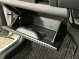 【グローブボックス】収納スペースが沢山あるので車内が散らからずに助かります。ちょっとした物を入れるのにいいですね♪