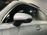 死角検知警告システムが装備されており、車線変更の際、死角に入る車両の検知、警告を行います。また、サイドミラー内部のインジケータが点灯し、危険の促しをしています。
