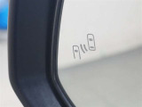 隣車線を走る車両をレーダーで検知し、ドアミラーでは確認しにくい後側方エリアに存在する車両に加え、急接近してくる車両も検知します。車両を検知するとドアミラーに搭載されたLEDインジケーターが点灯します。