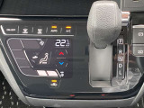オートエアコン搭載車です。風量を自動で調節します。