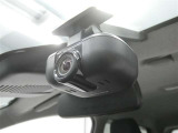 【ドラレコ搭載車】今や必需品のドライブレコーダー搭載車です。万が一のトラブルのときにも役に立つドライブレコーダーを装備しています。側面衝突や幅寄せ・割り込み対策に!