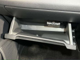 【グローブボックス】容器がせり出してくるバケットタイプ!一目で中身を把握でき、取り出しやすさにも優れます!