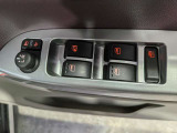 パワーウィンドウのスイッチですよ。運転席に居ながら窓を開け閉めのコントロールできます。