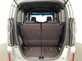 開口部も広く荷物の積み下ろしもしやすいお車となっております。シートの背もたれは5:5の割合で背もたれを可倒でき、前後のシートスライドもできるので荷室をひろげることができます。