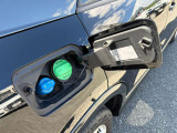 給油口は、運転席がわに設けられ少ない導線で給油できます。青色のキャップは、アドブルーの補充口だう。