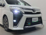 高輝度で点灯速度が速く、しかも消費電力の少ないLEDヘッドライトが装備されています!LEDの明るい光が走行中の視界の確保をサポートして、夜のドライブがより楽しく安全に運転できます♪
