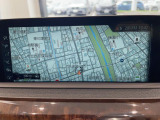 BMWのナビゲーションは操作性も良く、詳細な地図情報と交通状況を見やすく表示し、快適なドライビングをサポートしながら目的地までナビゲートします。