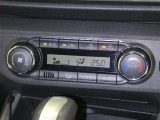 【オートエアコン】車内温度を感知して自動で温度調整をしてくれるのでいつでも快適な車内空間を創り上げます!どの席に座っても快適なドライブが楽しめます♪