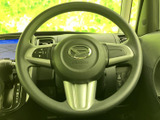 ステアリング上に複数のスイッチが備わり、運転姿勢を保ちながら手元で各種操作を行える便利な設計です。握りやすい形状で、毎日の運転をサポートする装備がまとまっています。