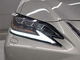 LEDヘッドランプにはアダプティブハイビームシステム「AHS」を採用。光検出カメラで車両検出をし、先行車や対向車に直接ハイビームを当てないように部分遮光します。